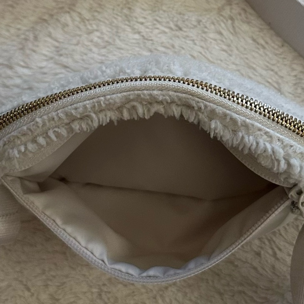 Lululemon Everywhere Fleece Belt Bag - Picture 10 of 16